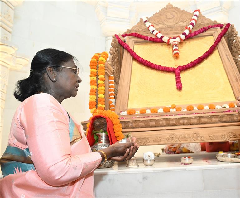 Shri Ram Aarti — Aarti Shri Ramayan Ji Ki Lyrics